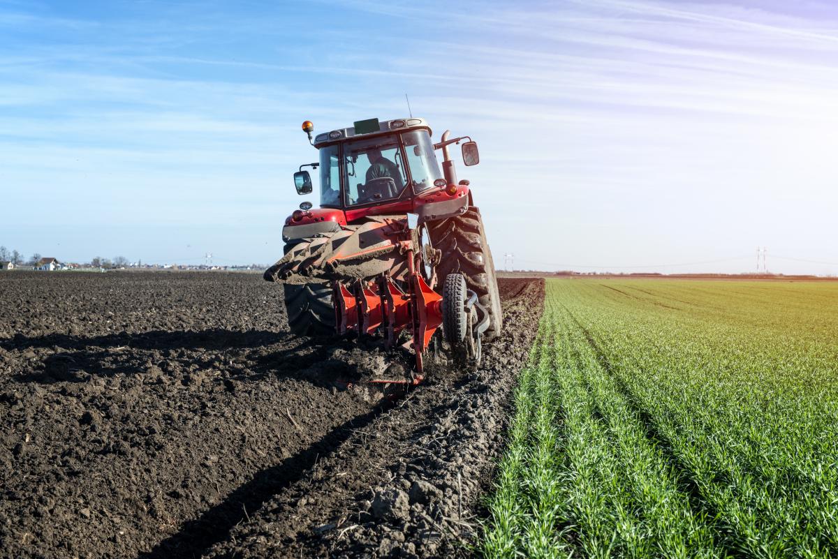 https://ru.freepik.com/free-photo/tractor-agricultural-machine-cultivating-field_11137387.htm#query=%D1%82%D1%80%D0%B0%D0%BA%D1%82%D0%BE%D1%80%20%D0%B2%20%D0%BF%D0%BE%D0%BB%D0%B5&position=0&from_view=search&track=ais