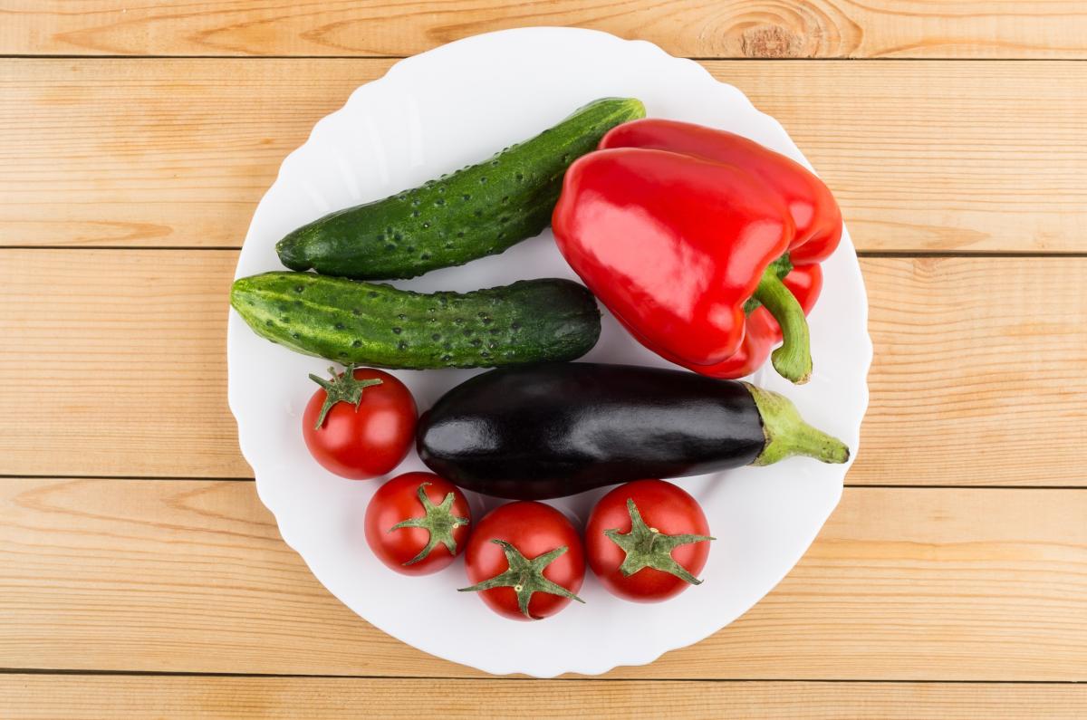 https://ru.123rf.com/photo_102078887_sweet-pepper-eggplant-cucumbers-and-tomatoes-in-white-plate-on-wooden-table-top-view.html?vti=mz8uuig2md8hhvfnlq-1-94&is_plus=1