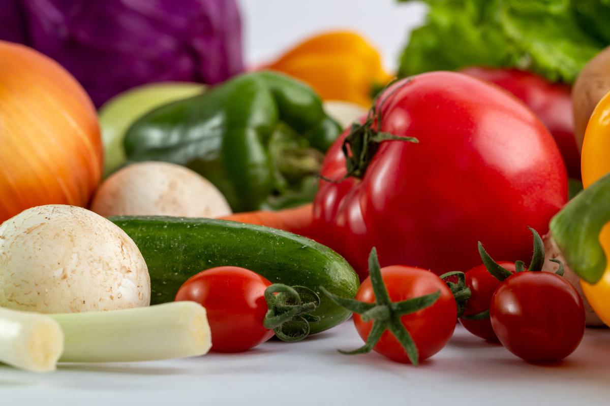 https://www.freepik.com/free-photo/fresh-vegetables-colored-ripe-white-desk_7916301.htm#query=%D0%BE%D0%B2%D0%BE%D1%89%D0%B8%20%D0%B8%20%D0%BF%D0%BE%D0%BC%D0%B8%D0%B4%D0%BE%D1%80%D1%8B&position=35&from_view=search&track=ais