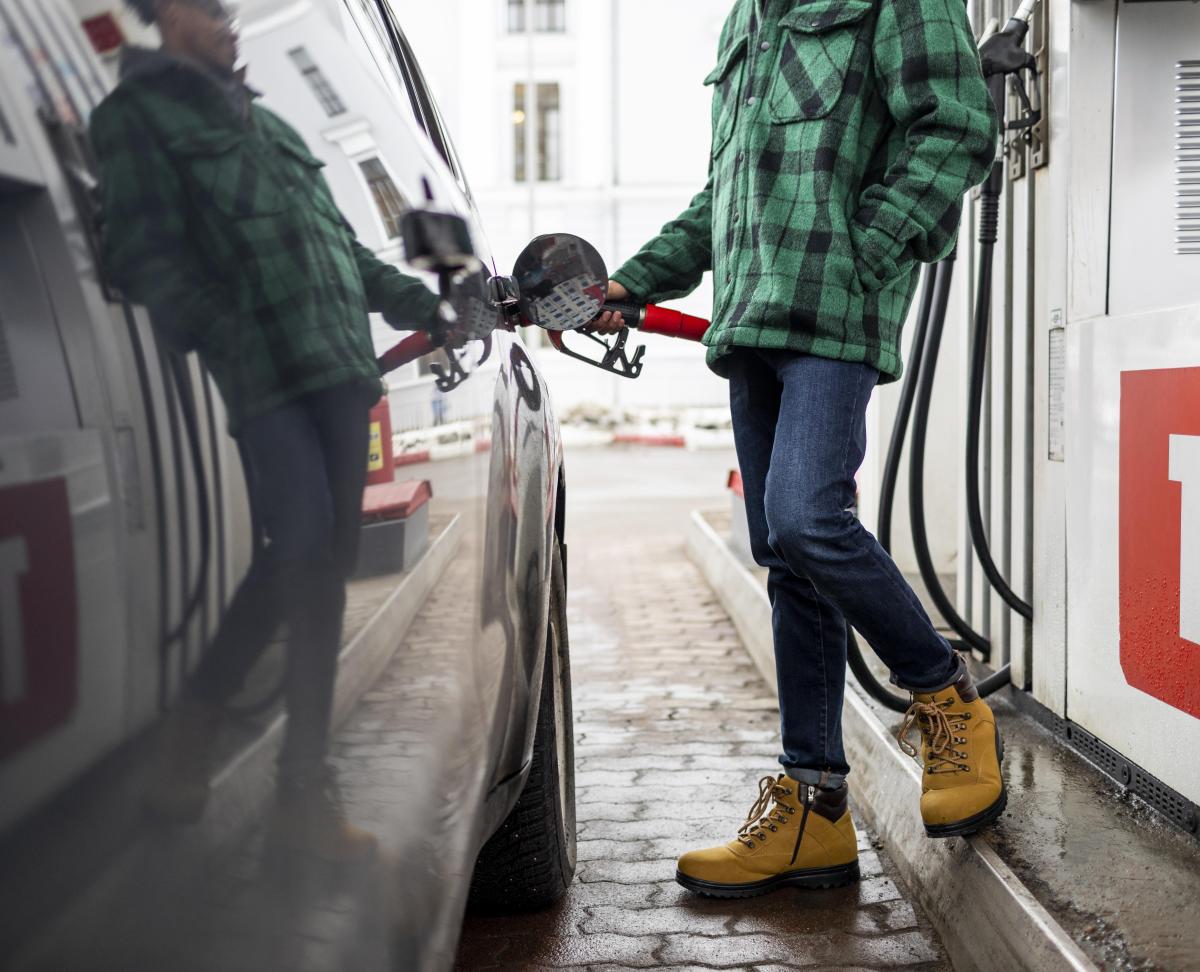 https://ru.freepik.com/free-photo/close-up-man-with-car-at-gas-station_13260359.htm#query=заправка&position=19&from_view=search&track=sph