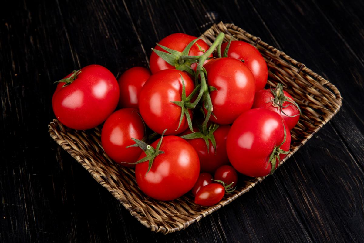 https://www.freepik.com/free-photo/side-view-tomatoes-basket-plate-wooden-table_9230008.htm#page=7&query=%D0%BF%D0%BE%D0%BC%D0%B8%D0%B4%D0%BE%D1%80%D1%8B&position=24&from_view=search&track=robertav1_2_sidr