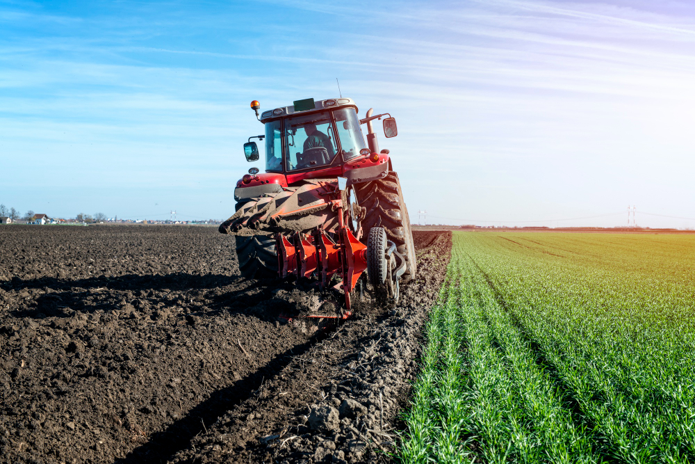 https://www.freepik.com/free-photo/tractor-agricultural-machine-cultivating-field_11137387.htm#query=%D1%82%D1%80%D0%B0%D0%BA%D1%82%D0%BE%D1%80%20%D0%BF%D0%BE%D0%BB%D0%B5&position=3&from_view=search&track=ais
