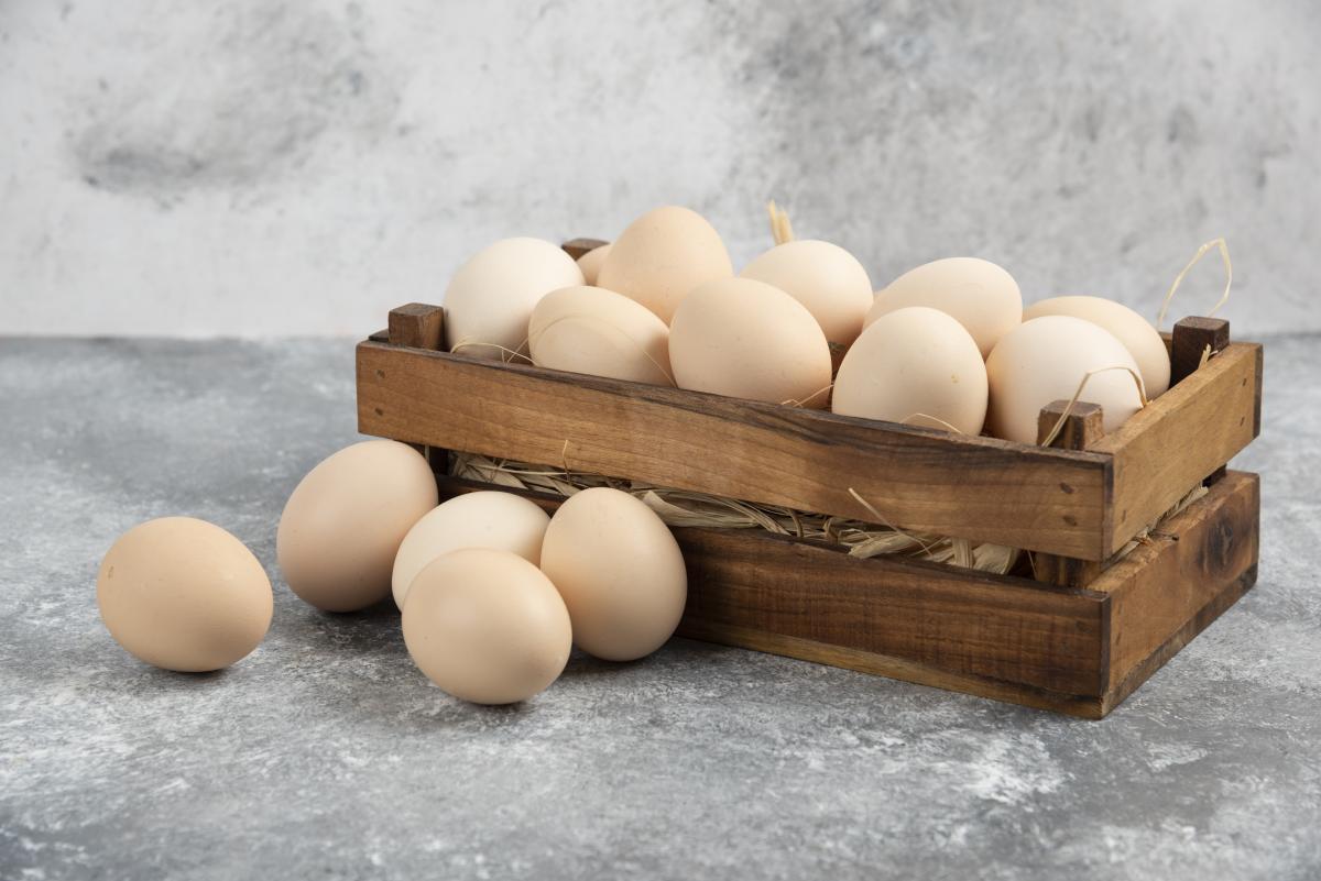 https://ru.freepik.com/free-photo/wooden-box-of-organic-raw-eggs-on-marble-surface_13342315.htm#query=%D0%BA%D1%83%D1%80%D0%B8%D0%BD%D1%8B%D0%B5%20%D1%8F%D0%B9%D1%86%D0%B0&position=9&from_view=search&track=ais