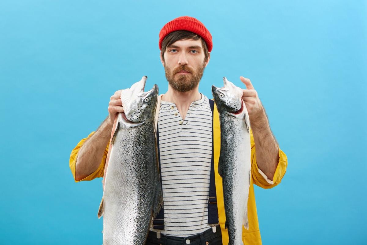 https://ru.freepik.com/free-photo/confident-man-holding-his-big-catch_10112192.htm#page=5&query=%D1%80%D1%8B%D0%B1%D0%BE%D0%B2%D0%BE%D0%B4&position=11&from_view=search&track=ais