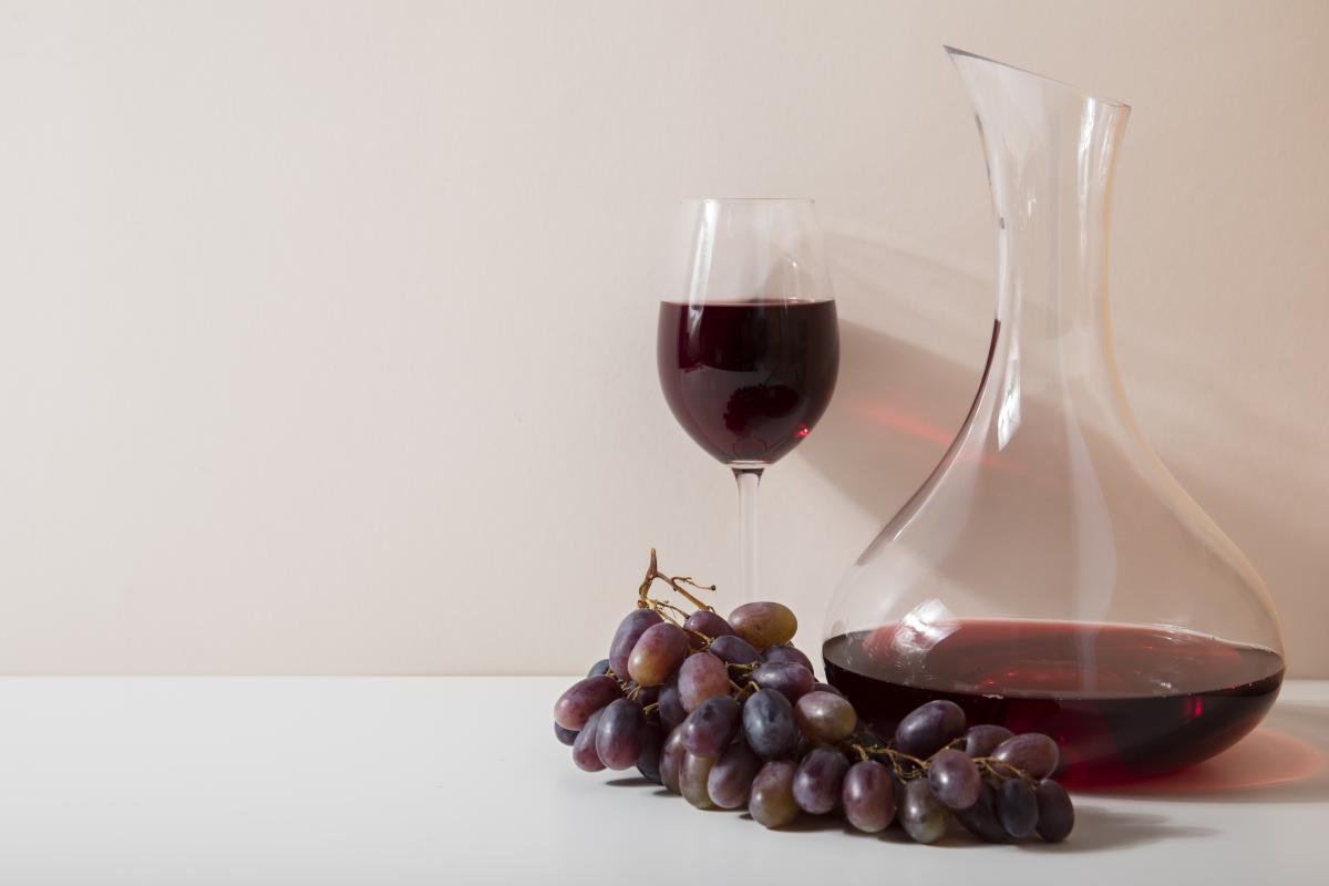 https://ru.freepik.com/free-photo/delicious-high-quality-wine-still-life_38307290.htm#page=4&query=%D0%B2%D0%B8%D0%BD%D0%BE&position=36&from_view=search&track=sph