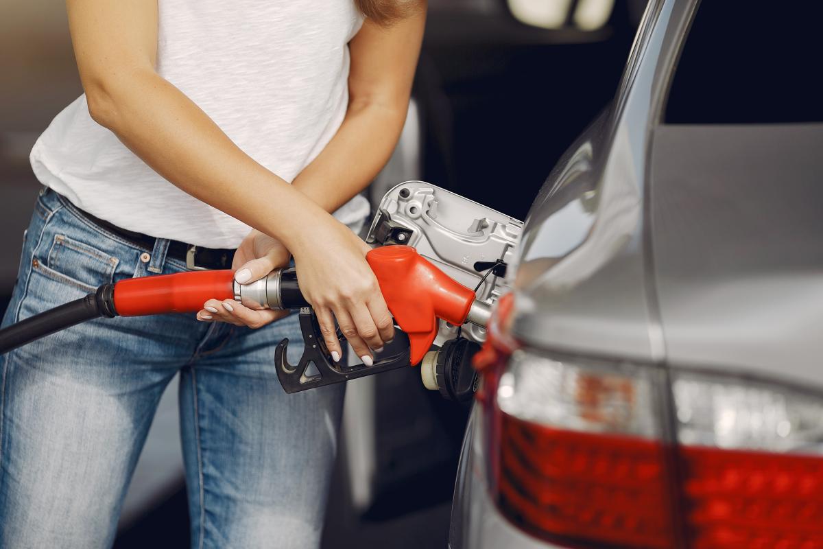 https://ru.freepik.com/free-photo/elegant-woman-standing-on-a-gas-station_7724863.htm#query=%D0%B0%D0%B7%D1%86&position=28&from_view=search&track=ais
