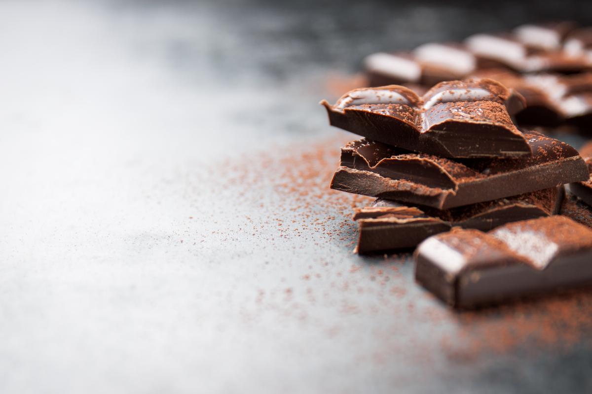 https://ru.freepik.com/free-photo/pieces-of-chocolate-on-a-wooden-table-and-cacao-sprinkled_983944.htm#page=2&query=%D1%88%D0%BE%D0%BA%D0%BE%D0%BB%D0%B0%D0%B4&position=13&from_view=search&track=sph