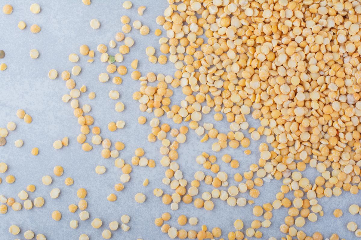 https://ru.freepik.com/free-photo/yellow-lentil-messily-scattered-over-marble-background_11541678.htm#query=%D0%B3%D0%BE%D1%80%D0%BE%D1%85%20%D0%BA%D1%80%D1%83%D0%BF%D0%B0&position=2&from_view=search&track=ais