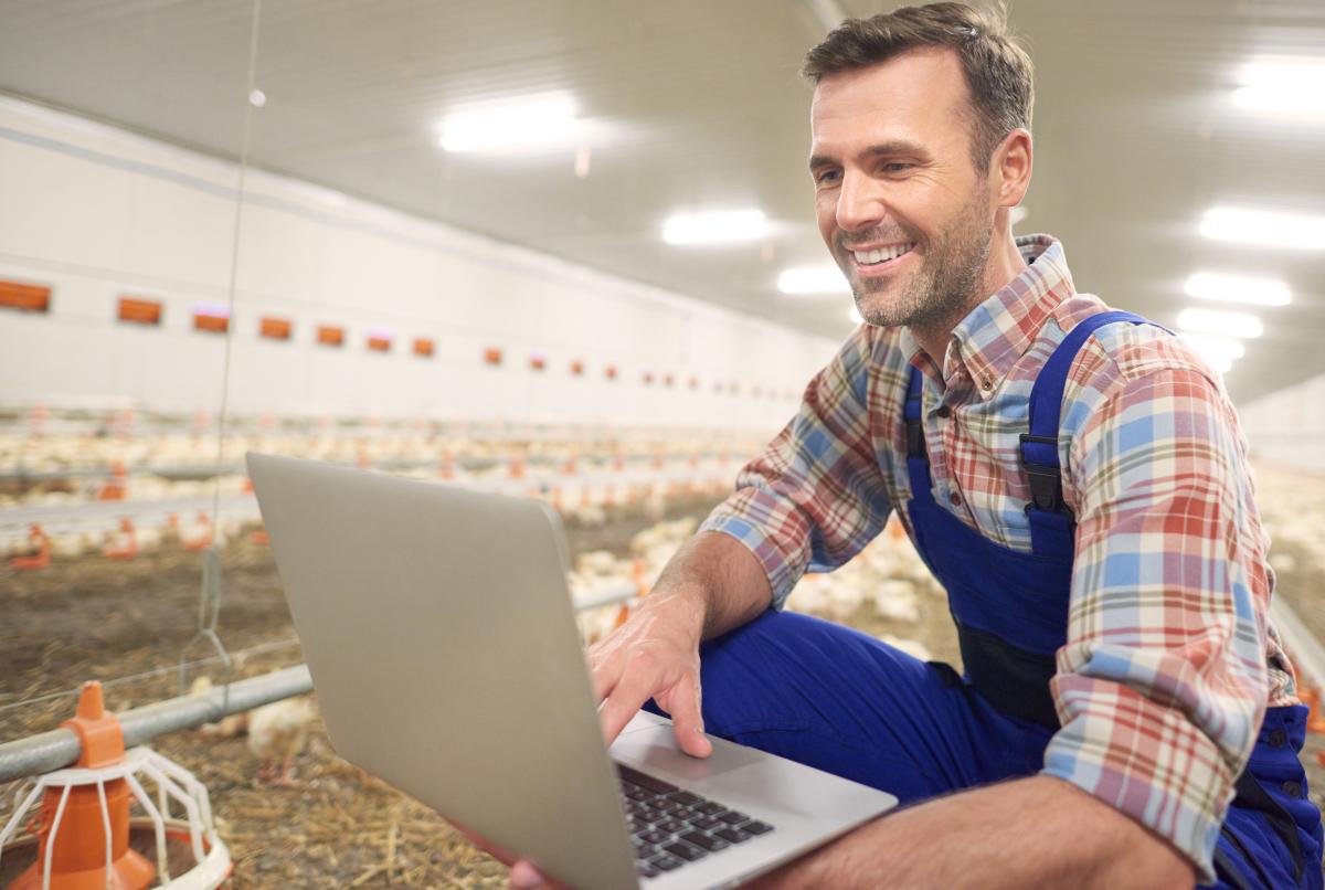 https://ru.freepik.com/free-photo/young-farmer-taking-care-of-his-business_13252403.htm#query=%D1%84%D0%B5%D1%80%D0%BC%D0%B5%D1%80%20%D0%B8%D0%BD%D0%BD%D0%BE%D0%B2%D0%B0%D1%86%D0%B8%D1%8F&position=49&from_view=search&track=ais
