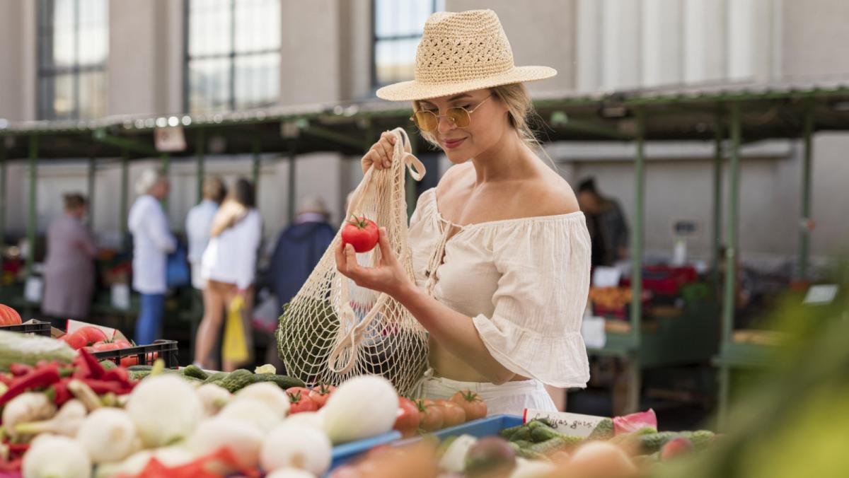 https://www.freepik.com/free-photo/medium-shot-woman-using-organic-bag-veggies_9877791.htm#query=Продукция сельского поселения&position=8&from_view=search&track=ais