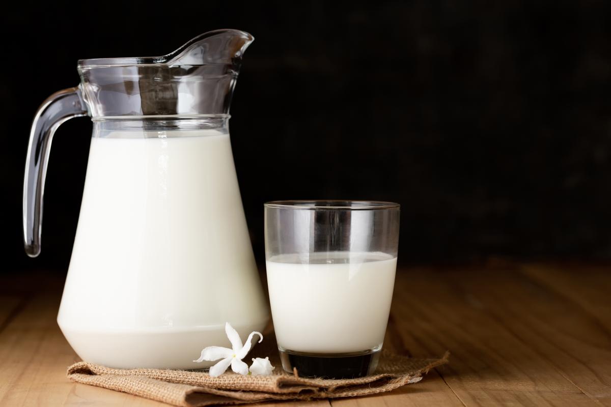 https://ru.freepik.com/free-photo/milk-in-glass-and-jug-on-wooden-table_5507978.htm#page=8&query=молоко%20коровы&position=4&from_view=search&track=ais