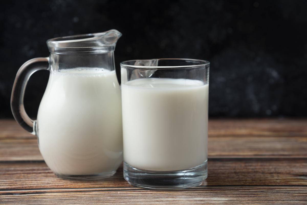 https://www.freepik.com/free-photo/fresh-milk-mug-jug-wooden-table_10787998.htm#page=4&query=молоко&position=49&from_view=search&track=ais