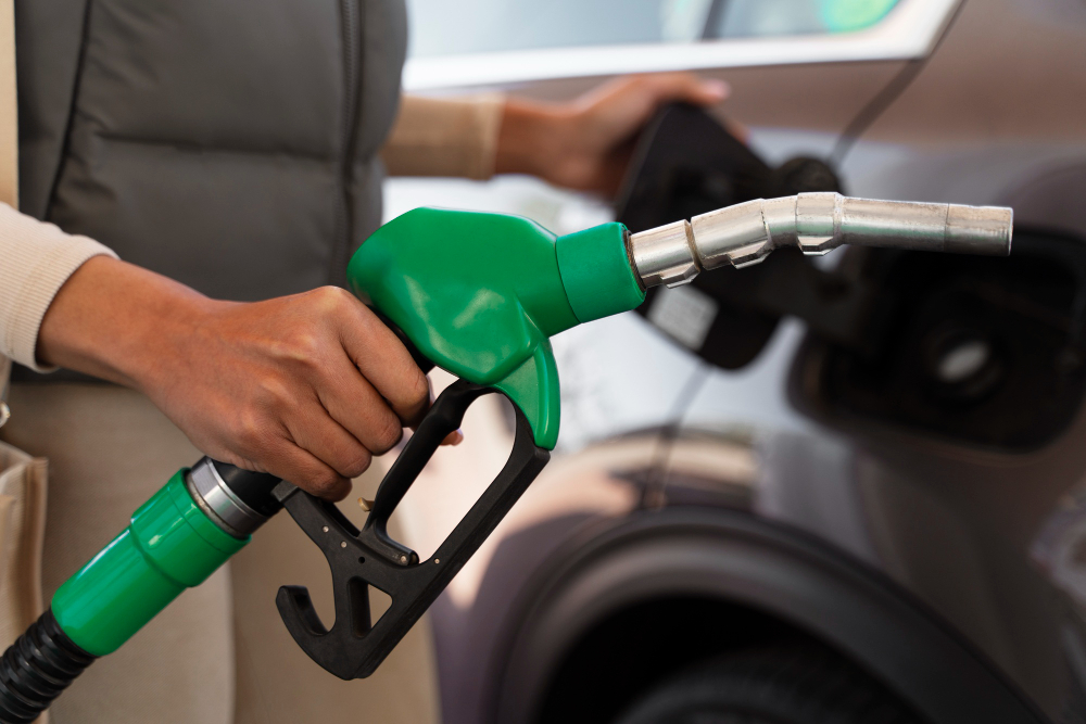 https://www.freepik.com/free-photo/view-woman-with-car-gas-station_45154886.htm#query=gazoline&position=8&from_view=search&track=ais