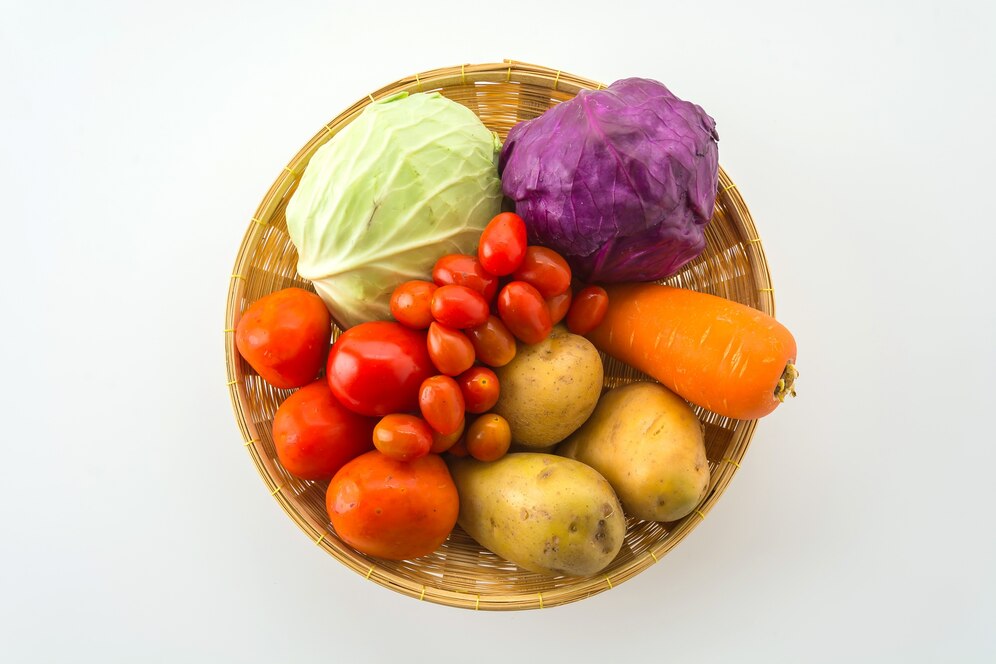 https://ru.freepik.com/free-photo/fresh-vegetable-salad_1153802.htm#page=7&query=продукты&position=4&from_view=search&track=sph