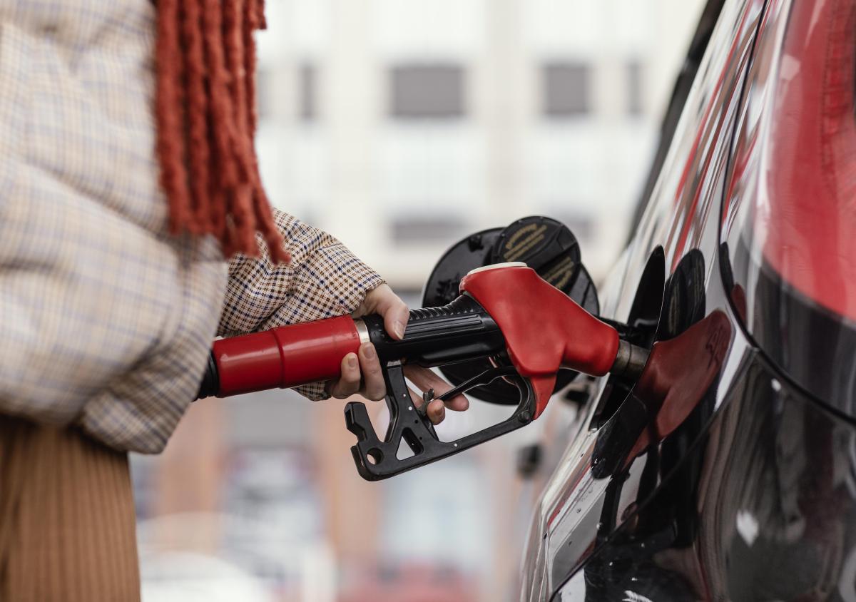 https://ru.freepik.com/free-photo/close-up-woman-at-gas-station_13260386.htm#query=бензин&from_query=гсм&position=4&from_view=search&track=sph