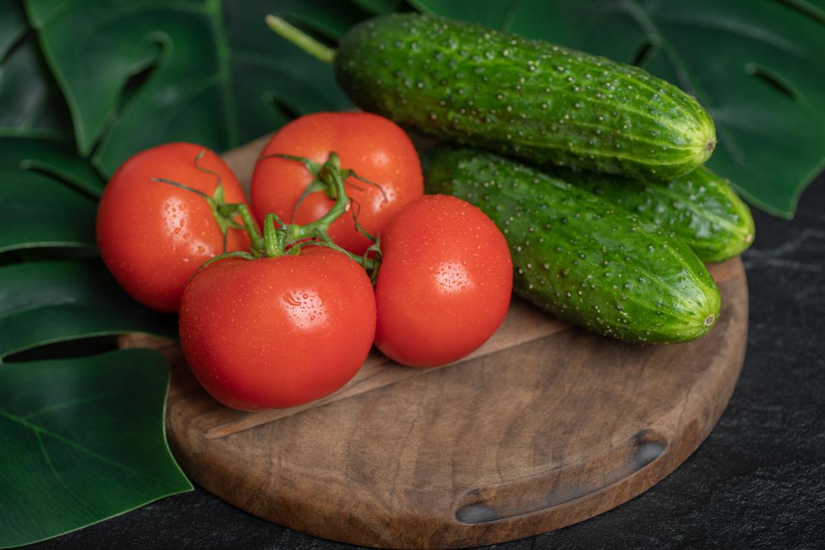 https://ru.freepik.com/free-photo/pile-of-fresh-organic-vegetables-cucumbers-and-tomatoes-on-wooden-board-with-green-leaves_15736919.htm#query=%D0%BE%D0%B3%D1%83%D1%80%D1%86%D1%8B%20%D0%B8%20%D1%82%D0%BE%D0%BC%D0%B0%D1%82%D1%8B&position=2&from_view=search