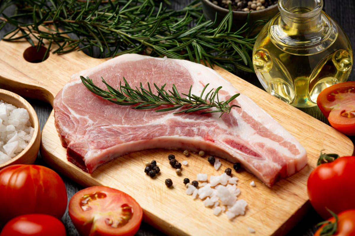 https://www.freepik.com/free-photo/raw-pork-chop-steak-dark-wooden-surface_14454822.htm#page=10&query=%D0%BF%D1%80%D0%BE%D0%B8%D0%B7%D0%B2%D0%BE%D0%B4%D1%81%D1%82%D0%B2%D0%BE%20%D1%81%D0%B2%D0%B8%D0%BD%D0%B8%D0%BD%D1%8B&position=30&from_view=search&track=