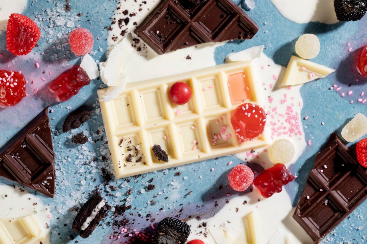 https://www.freepik.com/free-photo/arrangement-delicious-unhealthy-snacks_16691431.htm#query=16691431&position=0&from_view=search