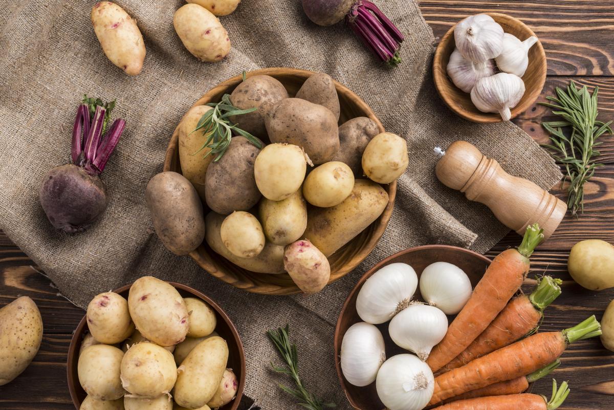 https://ru.freepik.com/free-photo/bowls-with-potatoes-carrot-and-garlic-on-table_8123521.htm#query=%D0%BA%D0%B0%D0%BF%D1%83%D1%81%D1%82%D0%B0%20%D0%BA%D0%B0%D1%80%D1%82%D0%BE%D1%84%D0%B5%D0%BB%D1%8C&position=40&from_view=search&track=ais