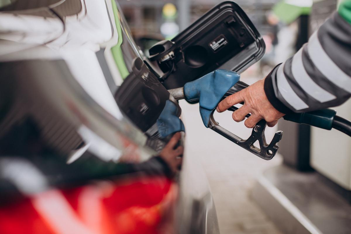 https://www.freepik.com/free-photo/car-refueling-fuel-station_15652265.htm#query=бензин&position=10&from_view=search&track=ais