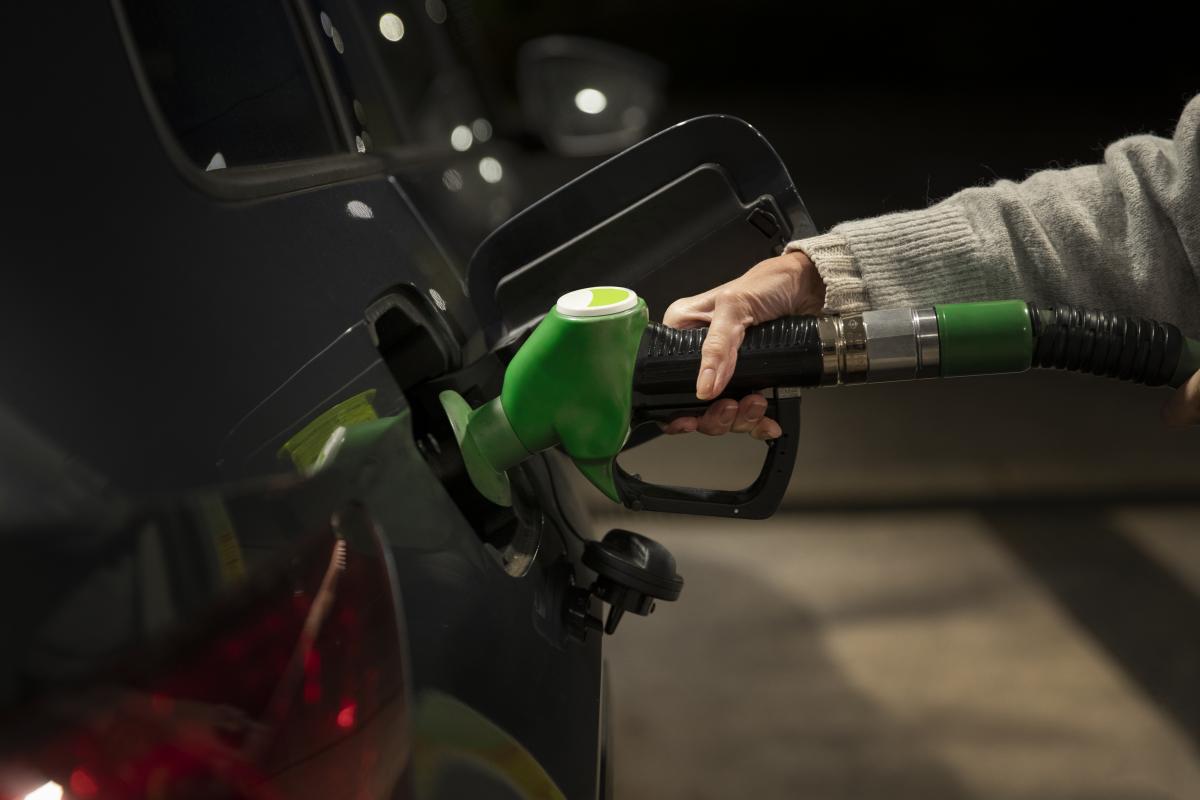 https://ru.freepik.com/free-photo/close-up-hand-holding-gas-pump_21252887.htm#query=%D0%B1%D0%B5%D0%BD%D0%B7%D0%B8%D0%BD&from_query=%D0%93%D0%A1%D0%9C&position=2&from_view=search&track=sph