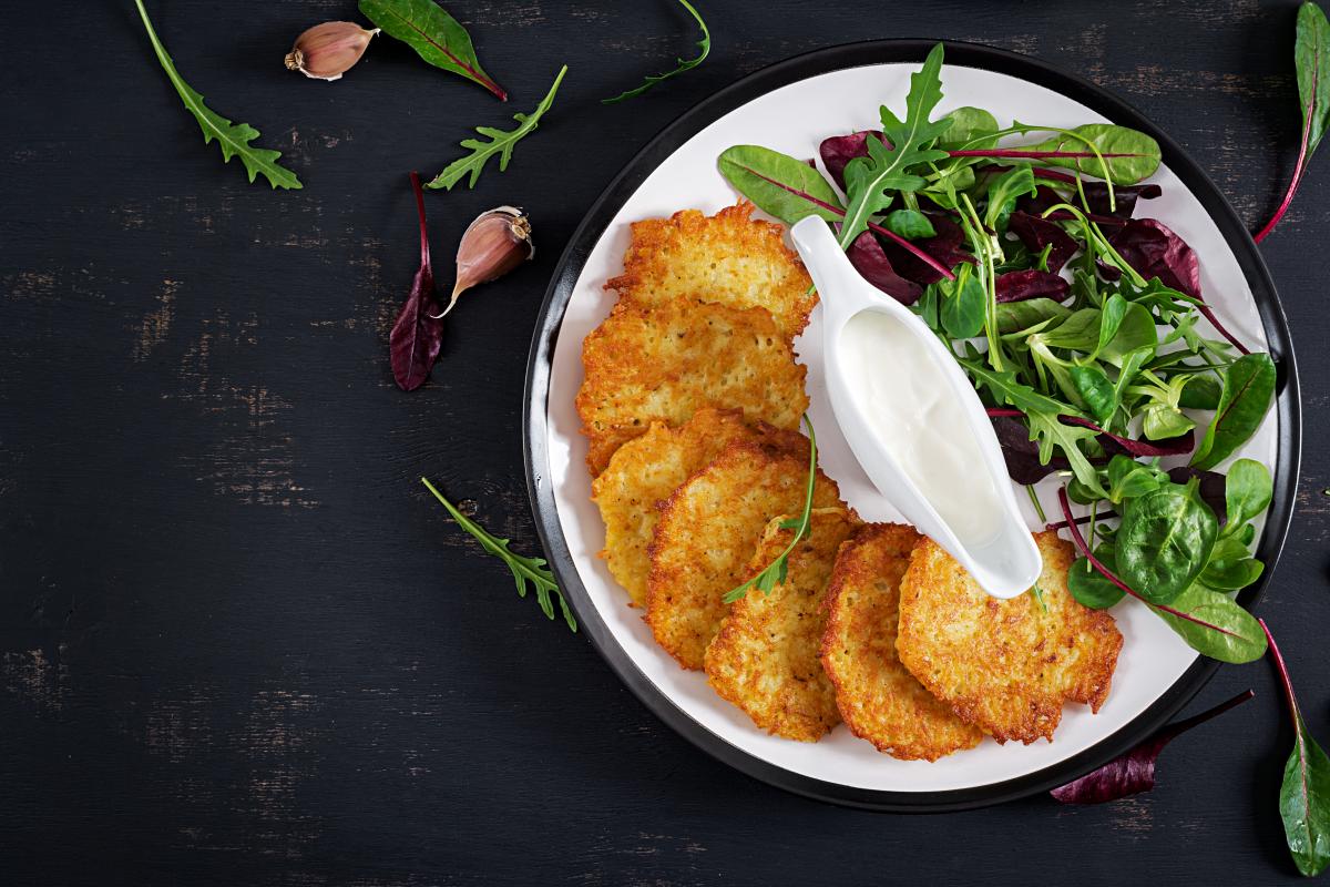 https://ru.freepik.com/free-photo/potato-fritters-served-with-sour-cream_7534910.htm#query=%D0%BA%D0%B0%D1%80%D1%82%D0%BE%D1%84%D0%B5%D0%BB%D1%8C%D0%BD%D1%8B%D0%B5%20%D0%B4%D1%80%D0%B0%D0%BD%D0%B8%D0%BA%D0%B8&position=0&from_view=search&track=ais
