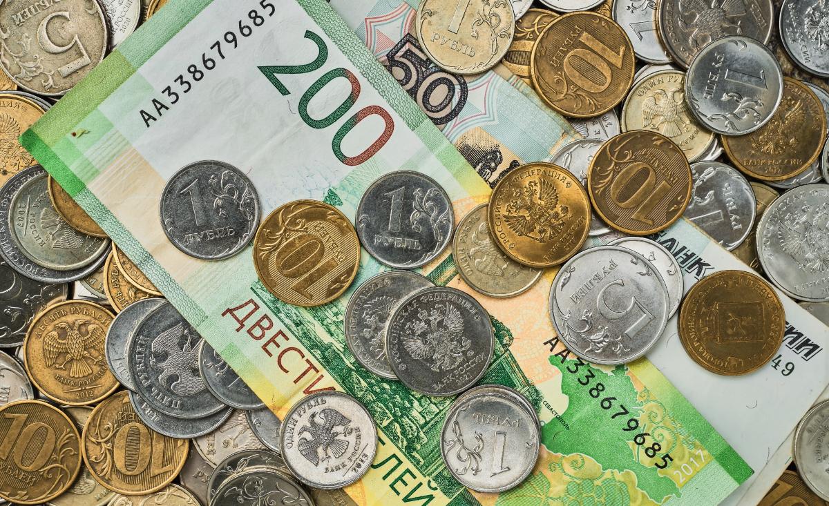 https://ru.freepik.com/free-photo/money-coins-and-banknotes-in-russian-rubles-scattered-in-a-heap-on-the-table-top-view-idea-for-background-or-banner-for-market-news_28955216.htm#query=российские%20деньги%20и%20земля&position=24&from_view=search&track=ais