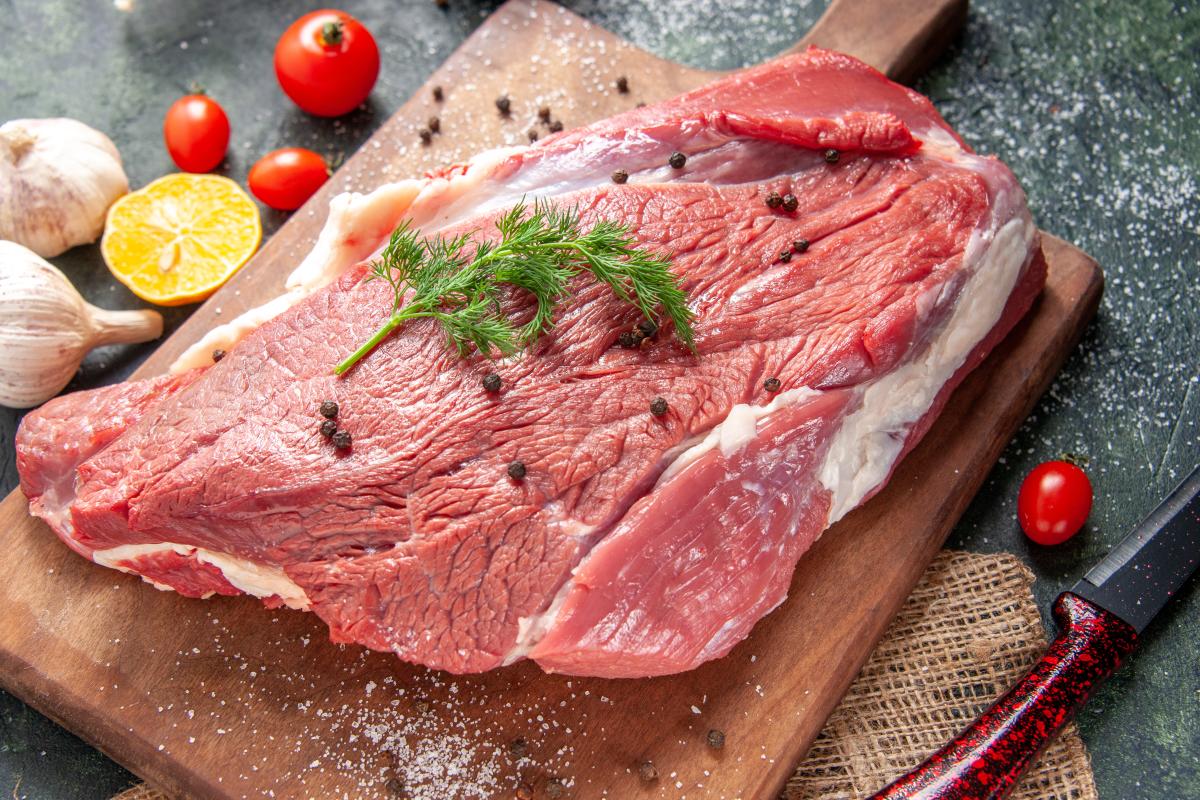 https://www.freepik.com/free-photo/front-view-fresh-raw-red-meat-wooden-cutting-board-nude-color-towel-lemon-garlic-mixed-color-background_17246959.htm#query=pork&from_query=свинина&position=12&from_view=search&track=sph