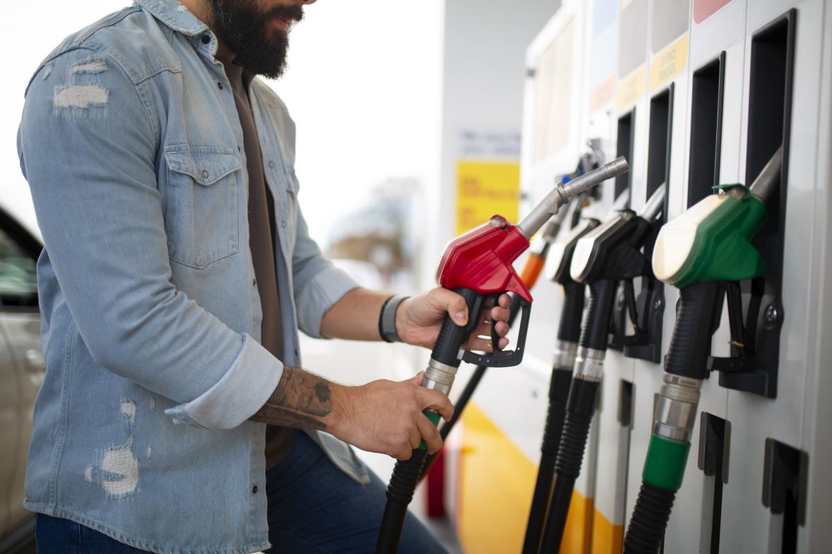 https://www.freepik.com/free-photo/person-spending-time-gas-station_43686337.htm#query=топливо&position=33&from_view=search&track=ais