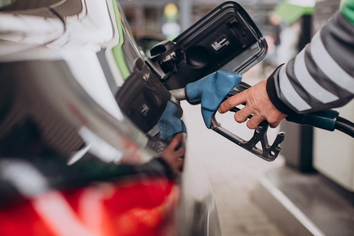 https://www.freepik.com/free-photo/car-refueling-fuel-station_15652265.htm#query=автобензин&position=4&from_view=search&track=ais