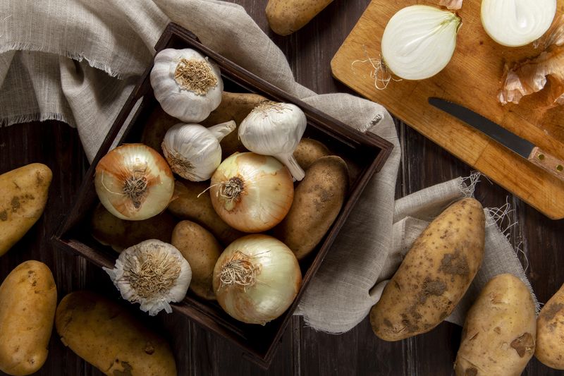 https://ru.freepik.com/free-photo/top-view-of-garlic-with-onions-and-potatoes_9403555.htm#query=%D0%BB%D1%83%D0%BA%20%D0%B8%20%D0%BA%D0%B0%D1%80%D1%82%D0%BE%D1%84%D0%B5%D0%BB%D1%8C&position=10&from_view=search&track=ais