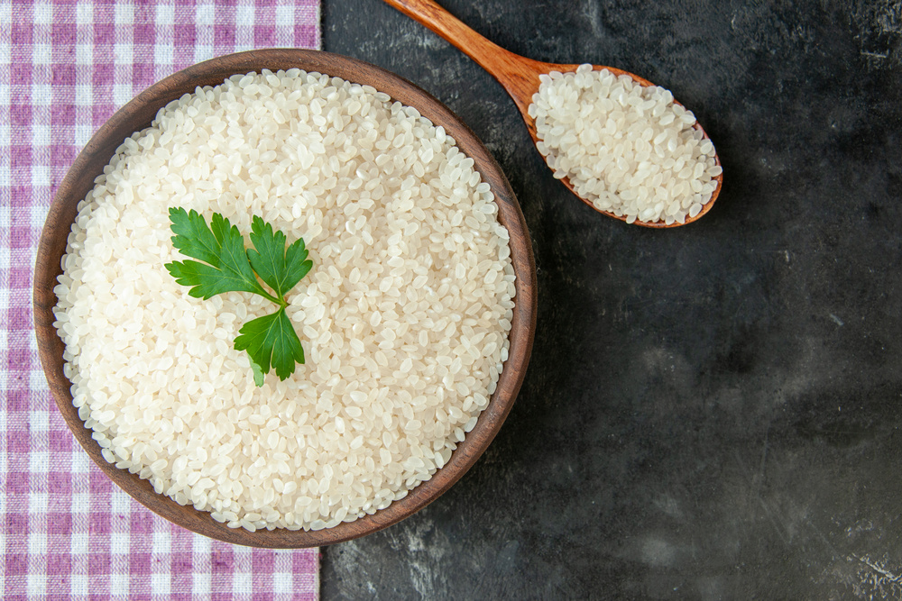 https://ru.freepik.com/free-photo/close-up-view-of-perfect-round-rice-in-a-brown-bowl-with-green-on-purple-stripped-towel-and-in-wooden-spoon-on-dark-color-background_23178413.htm#page=2&query=рис&position=49&from_view=search&track=sph