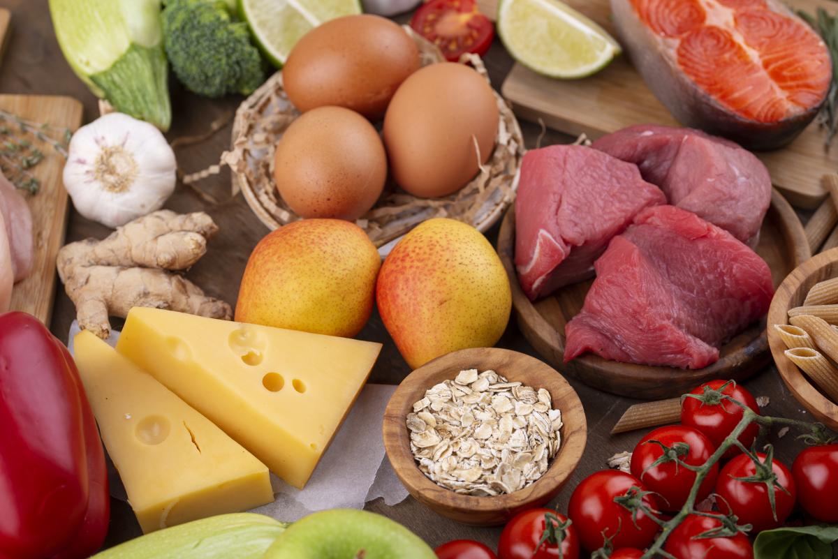 https://ru.freepik.com/free-photo/delicious-food-arrangement-high-angle_21745215.htm#query=продукты%20питания&position=6&from_view=search&track=ais